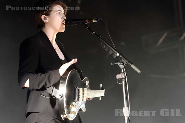 THE XX - 2013-06-28 - EVREUX - Hippodrome Evreux Normandie - Romy Madley Croft